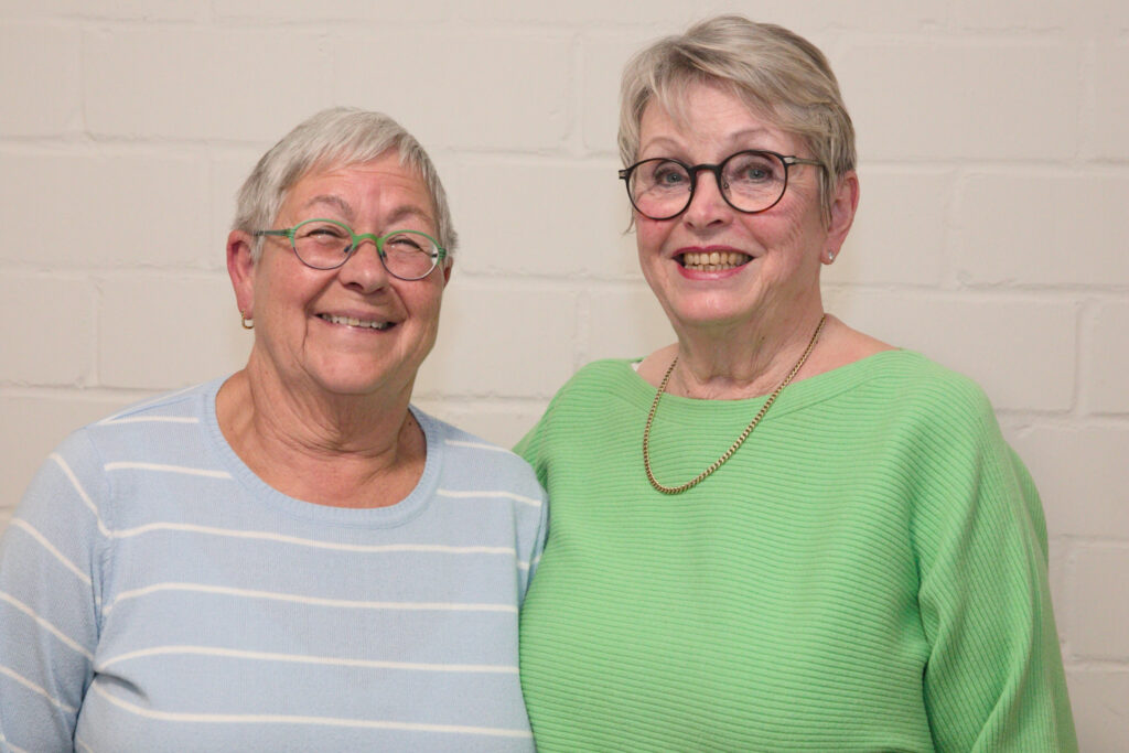Dagmar Koch-Schneider (links) neben Gertrud Engstfeld neue Verantwortliche im Möbellager